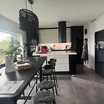 Med 5 Soverom, 4 Bad Og 3 Kjokken, 400 M Fra Lokal Badestrand Villa Bergen