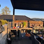 Med 5 Soverom, 4 Bad Og 3 Kjokken, 400 M Fra Lokal Badestrand Villa Bergen