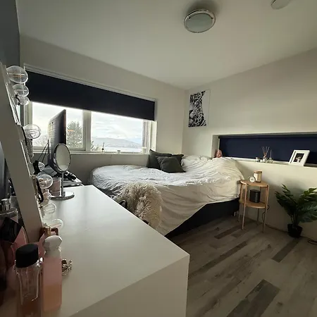 Med 5 Soverom, 4 Bad Og 3 Kjokken, 400 M Fra Lokal Badestrand 베르겐