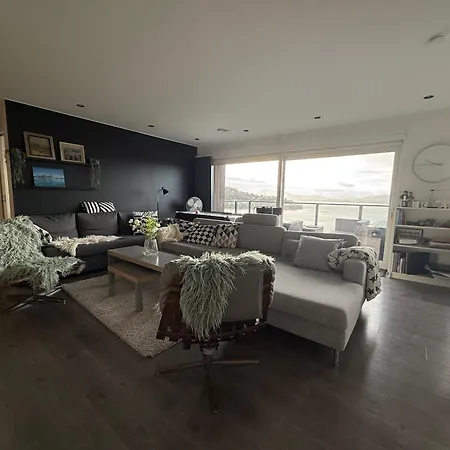 Villa Med 5 Soverom, 4 Bad Og 3 Kjokken, 400 M Fra Lokal Badestrand Bergen