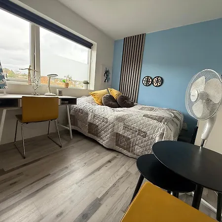 Med 5 Soverom, 4 Bad Og 3 Kjokken, 400 M Fra Lokal Badestrand *