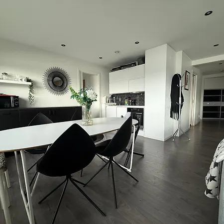 Med 5 Soverom, 4 Bad Og 3 Kjokken, 400 M Fra Lokal Badestrand Villa