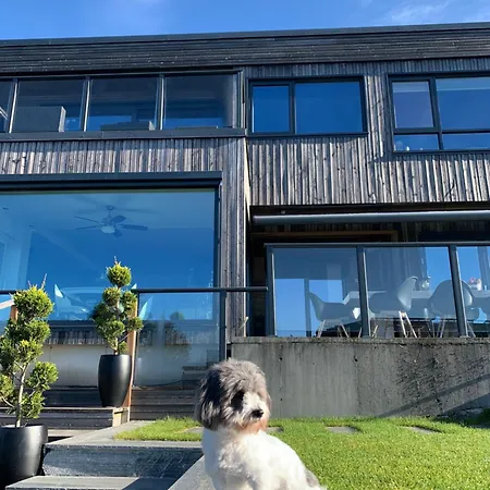 Med 5 Soverom, 4 Bad Og 3 Kjokken, 400 M Fra Lokal Badestrand *