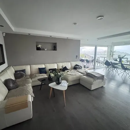 Villa Med 5 Soverom, 4 Bad Og 3 Kjokken, 400 M Fra Lokal Badestrand