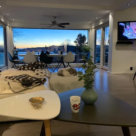 Villa Med 5 Soverom, 4 Bad Og 3 Kjokken, 400 M Fra Lokal Badestrand Bergen