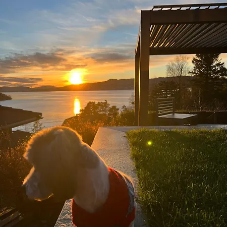 Med 5 Soverom, 4 Bad Og 3 Kjokken, 400 M Fra Lokal Badestrand Bergen