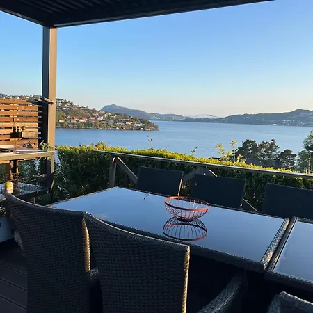 Med 5 Soverom, 4 Bad Og 3 Kjokken, 400 M Fra Lokal Badestrand