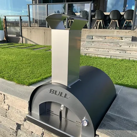 Med 5 Soverom, 4 Bad Og 3 Kjokken, 400 M Fra Lokal Badestrand *