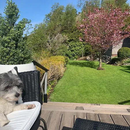 Med 5 Soverom, 4 Bad Og 3 Kjokken, 400 M Fra Lokal Badestrand *