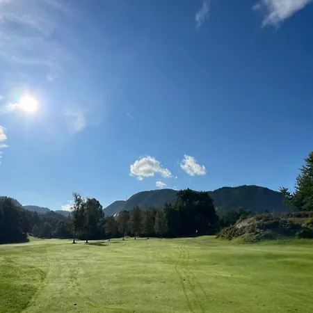 Med 5 Soverom, 4 Bad Og 3 Kjokken, 400 M Fra Lokal Badestrand Villa