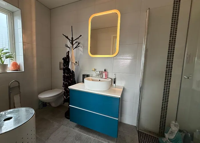 Med 5 Soverom, 4 Bad Og 3 Kjokken, 400 M Fra Lokal Badestrand * Bergen