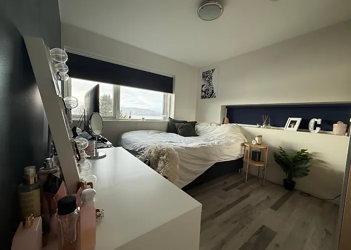 Med 4 Soverom, Sjøutsikt Og Hage Ved Lokal Badestrand Bergen