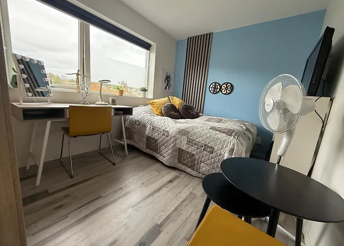 Med 5 Soverom, 4 Bad Og 3 Kjokken, 400 M Fra Lokal Badestrand *