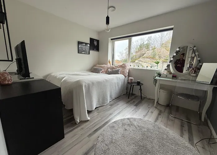 Med 5 Soverom, 4 Bad Og 3 Kjokken, 400 M Fra Lokal Badestrand Villa