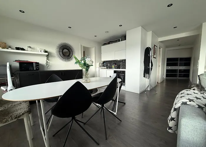 Med 4 Soverom, Sjøutsikt Og Hage Ved Lokal Badestrand Villaer