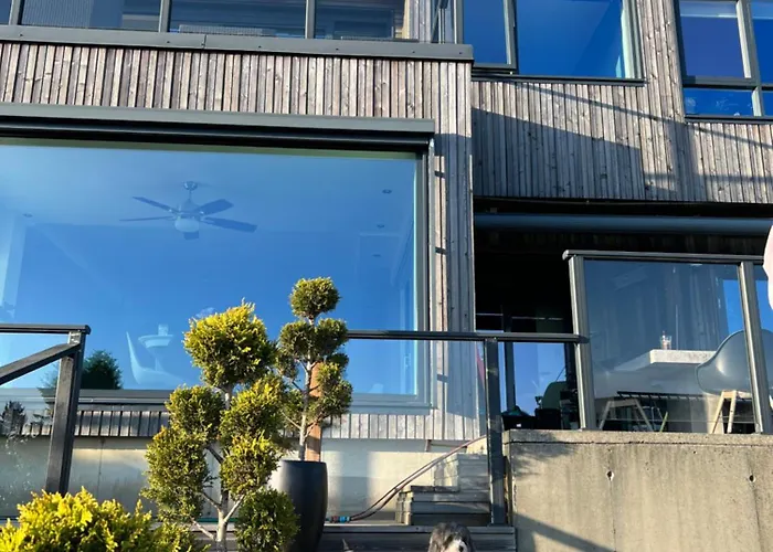 Med 5 Soverom, 4 Bad Og 3 Kjokken, 400 M Fra Lokal Badestrand Villa Bergen