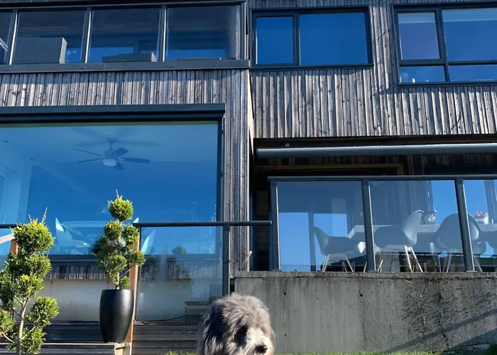 Med 5 Soverom, 4 Bad Og 3 Kjokken, 400 M Fra Lokal Badestrand *