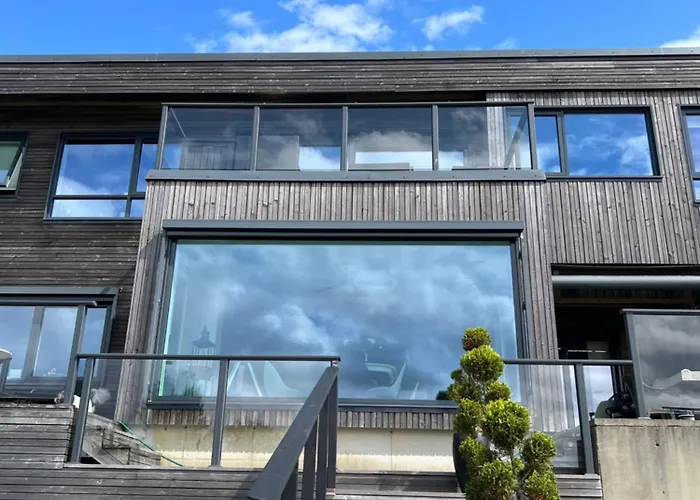 Med 4 Soverom, Sjøutsikt Og Hage Ved Lokal Badestrand *