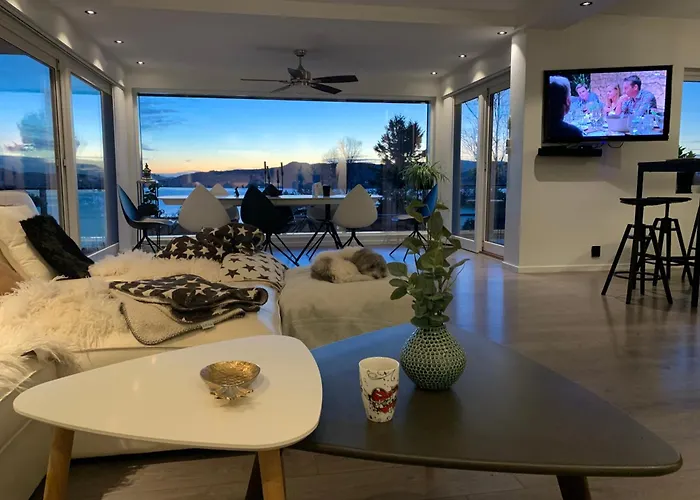 Villa Med 5 Soverom, 4 Bad Og 3 Kjokken, 400 M Fra Lokal Badestrand Bergen