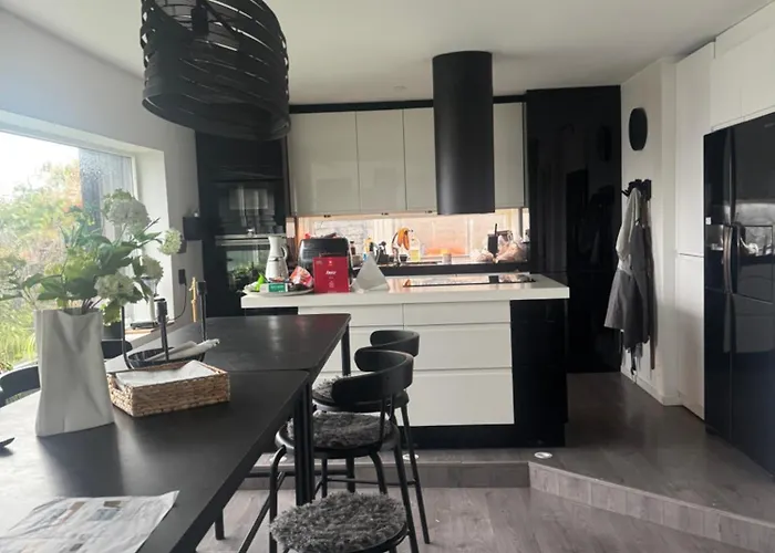 Med 5 Soverom, 4 Bad Og 3 Kjokken, 400 M Fra Lokal Badestrand Villa Bergen