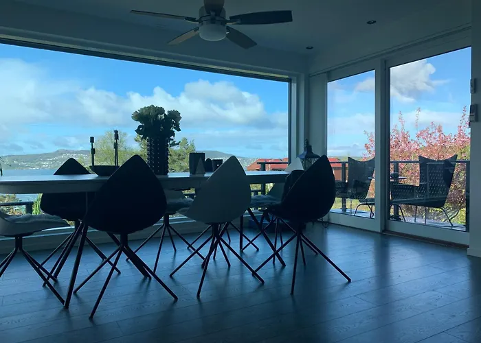 Med 4 Soverom, Sjøutsikt Og Hage Ved Lokal Badestrand Bergen