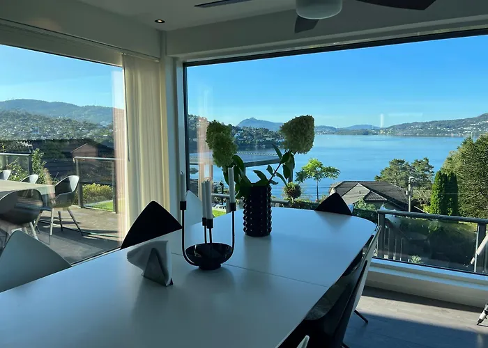 Med 5 Soverom, 4 Bad Og 3 Kjokken, 400 M Fra Lokal Badestrand Villa *