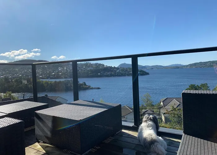 Med 4 Soverom, Sjøutsikt Og Hage Ved Lokal Badestrand Villaer Bergen