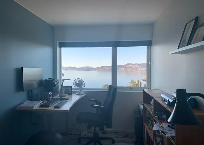 Med 4 Soverom, Sjøutsikt Og Hage Ved Lokal Badestrand