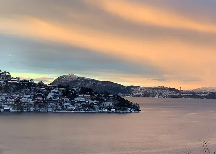 Med 5 Soverom, 4 Bad Og 3 Kjokken, 400 M Fra Lokal Badestrand Villa