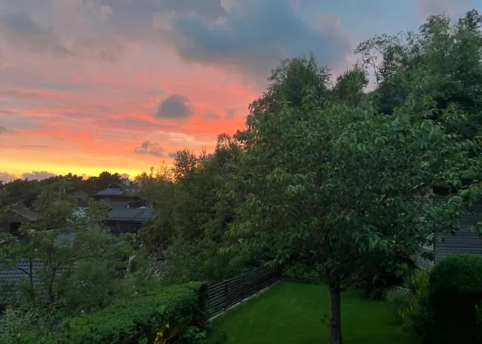 Med 5 Soverom, 4 Bad Og 3 Kjokken, 400 M Fra Lokal Badestrand Villa Bergen