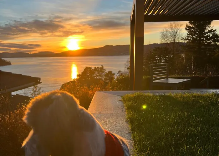 Med 5 Soverom, 4 Bad Og 3 Kjokken, 400 M Fra Lokal Badestrand Bergen