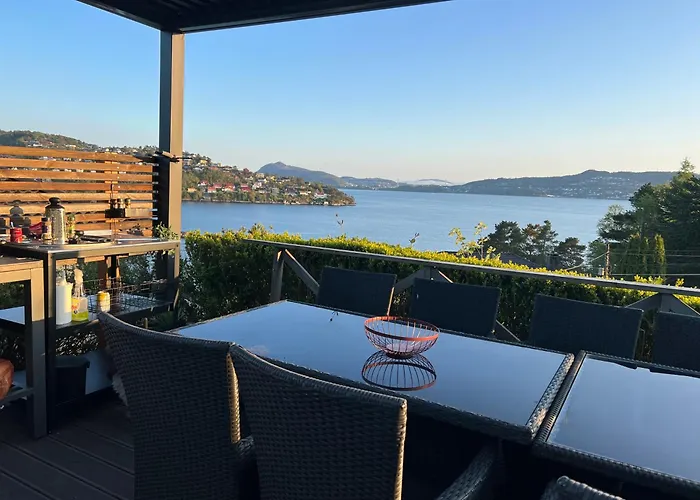 Med 4 Soverom, Sjøutsikt Og Hage Ved Lokal Badestrand