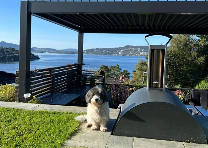 Med 5 Soverom, 4 Bad Og 3 Kjokken, 400 M Fra Lokal Badestrand