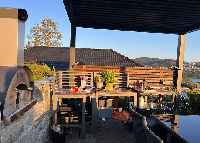 Med 5 Soverom, 4 Bad Og 3 Kjokken, 400 M Fra Lokal Badestrand Villa Bergen