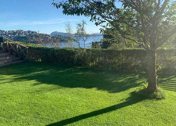 Med 5 Soverom, 4 Bad Og 3 Kjokken, 400 M Fra Lokal Badestrand *