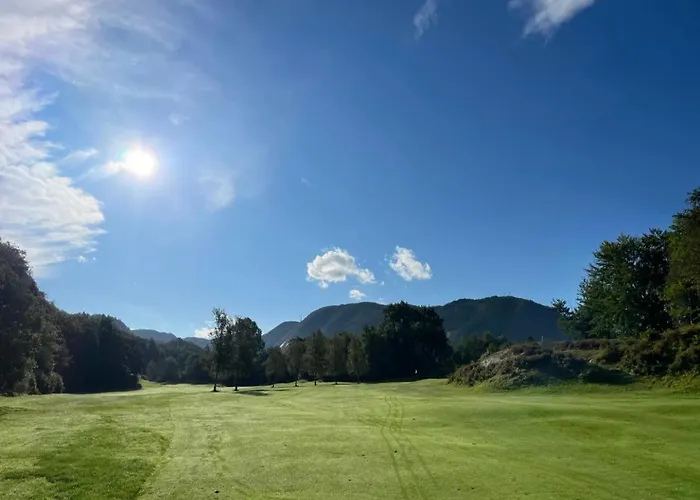 Med 5 Soverom, 4 Bad Og 3 Kjokken, 400 M Fra Lokal Badestrand Вилла