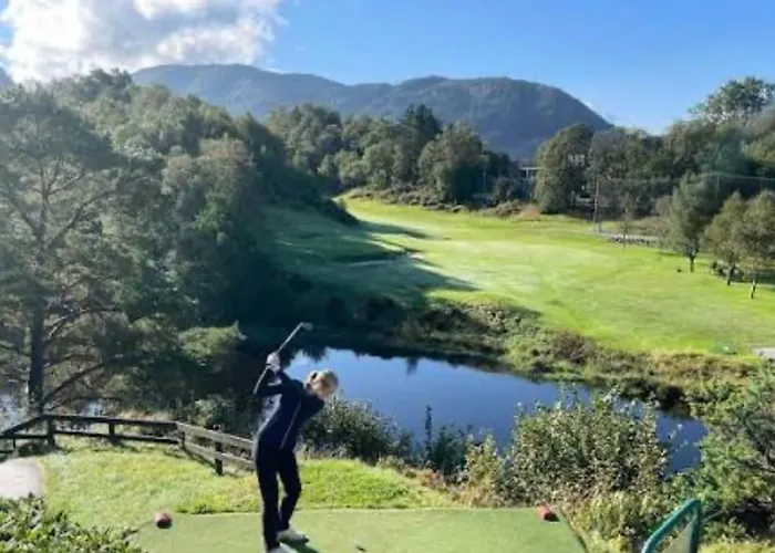 Med 5 Soverom, 4 Bad Og 3 Kjokken, 400 M Fra Lokal Badestrand Villa Bergen