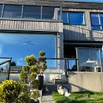 Med 5 Soverom, 4 Bad Og 3 Kjokken, 400 M Fra Lokal Badestrand Villa Bergen