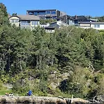 Med 5 Soverom, 4 Bad Og 3 Kjokken, 400 M Fra Lokal Badestrand Villa *