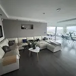 Villa Med 5 Soverom, 4 Bad Og 3 Kjokken, 400 M Fra Lokal Badestrand