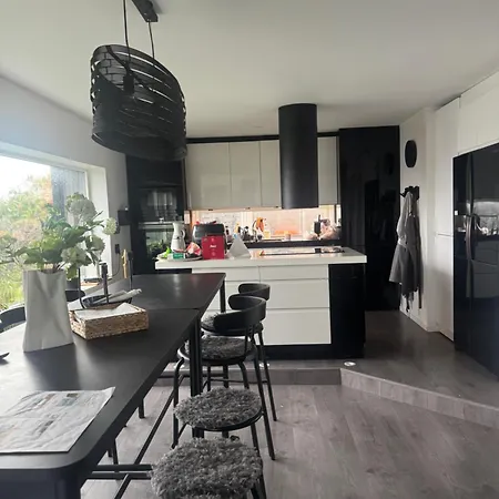 Med 5 Soverom, 4 Bad Og 3 Kjokken, 400 M Fra Lokal Badestrand Willa Bergen